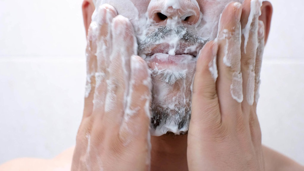 10 Rekomendasi Sabun Muka Pria untuk Mencerahkan Wajah 10 Rekomendasi Sabun Muka Pria untuk Mencerahkan Wajah