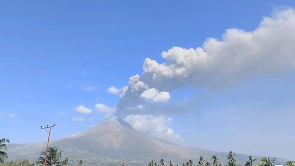 2 Bandara di NTT Terdampak Erupsi Gunung Lewotobi Laki-laki 2 Bandara di NTT Terdampak Erupsi Gunung Lewotobi Laki-laki