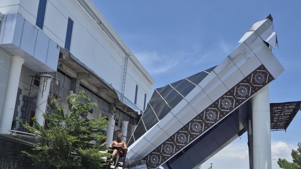 Atap Teras KPT Brebes Roboh, 3 Orang Luka-luka