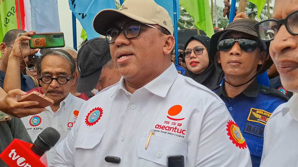 KSPSI Minta TNI Kurangi Personel yang Jaga Demo Buruh Depan DPR KSPSI Minta TNI Kurangi Personel yang Jaga Demo Buruh Depan DPR