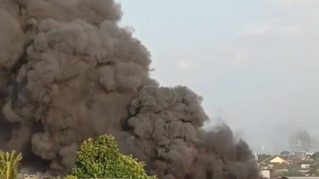 Tawuran Warga di Tallo Makassar Hanguskan 6 Rumah & 2 Kendaraan Tawuran Warga di Tallo Makassar Hanguskan 6 Rumah & 2 Kendaraan