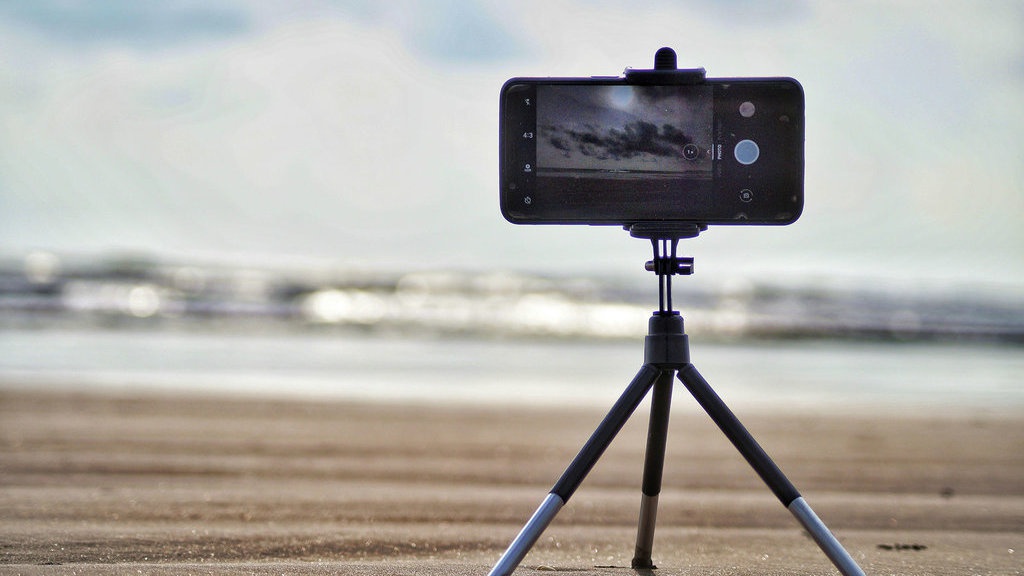 11 Rekomendasi Tripod HP Terbaik untuk Bikin Konten & Traveling