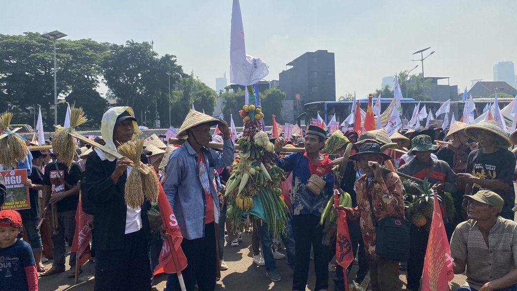 Massa Demo Hari Tani Minta Bertemu Pimpinan DPR dan Menteri Massa Demo Hari Tani Minta Bertemu Pimpinan DPR dan Menteri