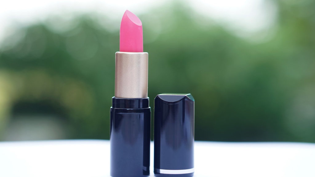 7 Merek Lipstik Warna Pink yang Fresh dan Pigmented