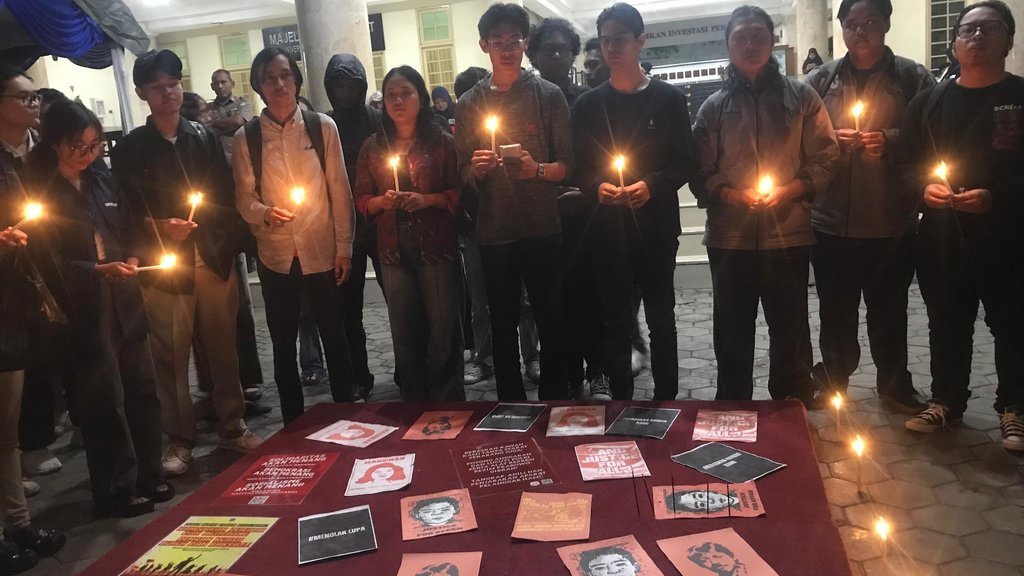 Mahasiswa UNY Gelar Aksi Solidaritas Desak Bebaskan Perdana Arie Mahasiswa UNY Gelar Aksi Solidaritas Desak Bebaskan Perdana Arie