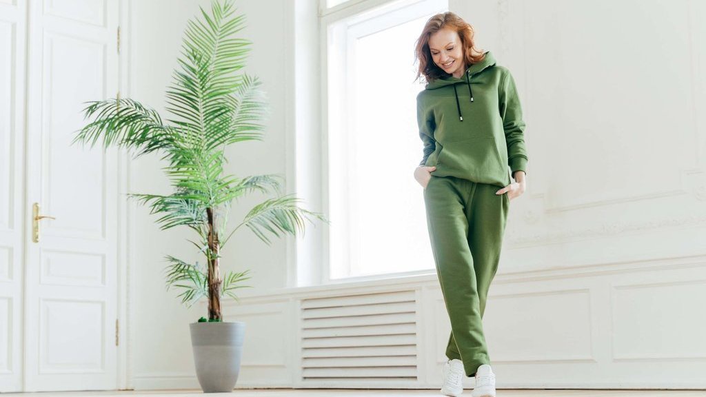 10 Rekomendasi Outfit Tracksuit Olahraga Keren & Stylish 10 Rekomendasi Outfit Tracksuit Olahraga Keren & Stylish