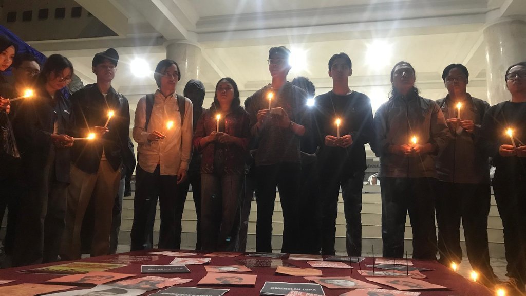 Alumni Sejarah UNY Kecam Sikap Rektorat dalam Kasus Perdana Arie Alumni Sejarah UNY Kecam Sikap Rektorat dalam Kasus Perdana Arie