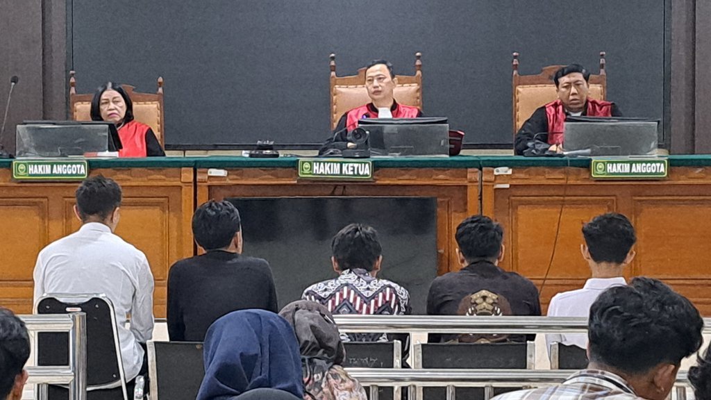 Kasus May Day Semarang, 5 Mahasiswa Dituntut 3 Bulan Penjara Kasus May Day Semarang, 5 Mahasiswa Dituntut 3 Bulan Penjara