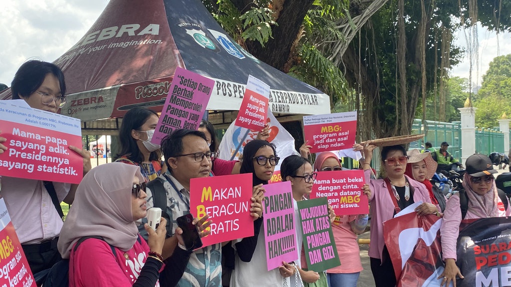 Emak-emak Demo Depan Monas, Tuntut Program MBG Dievaluasi Emak-emak Demo Depan Monas, Tuntut Program MBG Dievaluasi