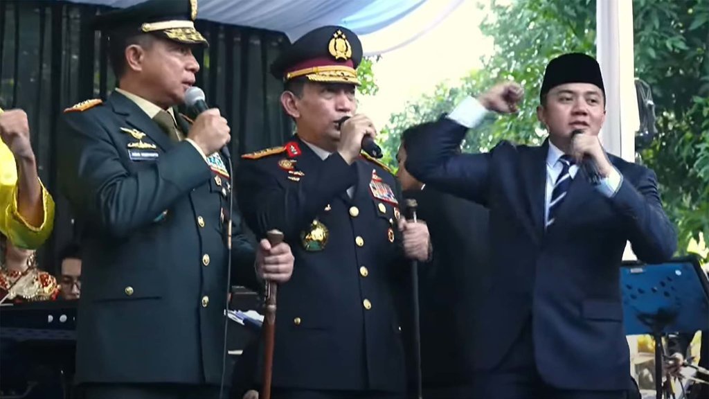 Saat Prabowo hingga Kapolri Nyanyi Bareng di Lubang Buaya Saat Prabowo hingga Kapolri Nyanyi Bareng di Lubang Buaya