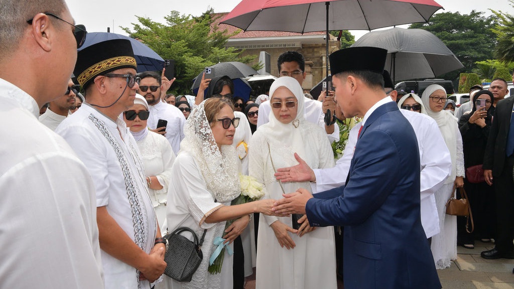 Gibran Pimpin Upacara Pemakaman Karlinah Umar Wirahadikusumah