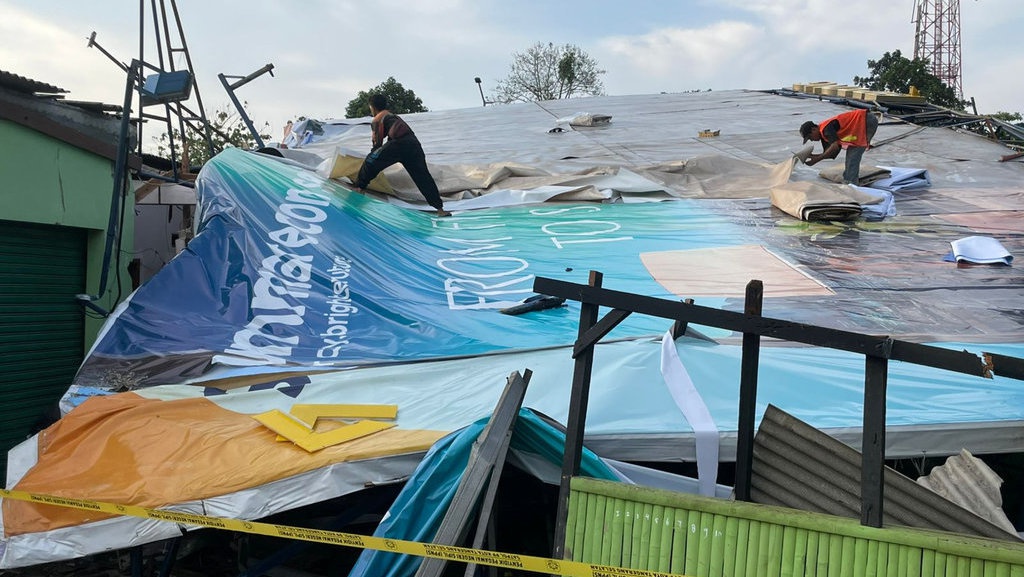 Ibu dan Anak Luka Akibat Dua Reklame Raksasa di Ciputat Ambruk