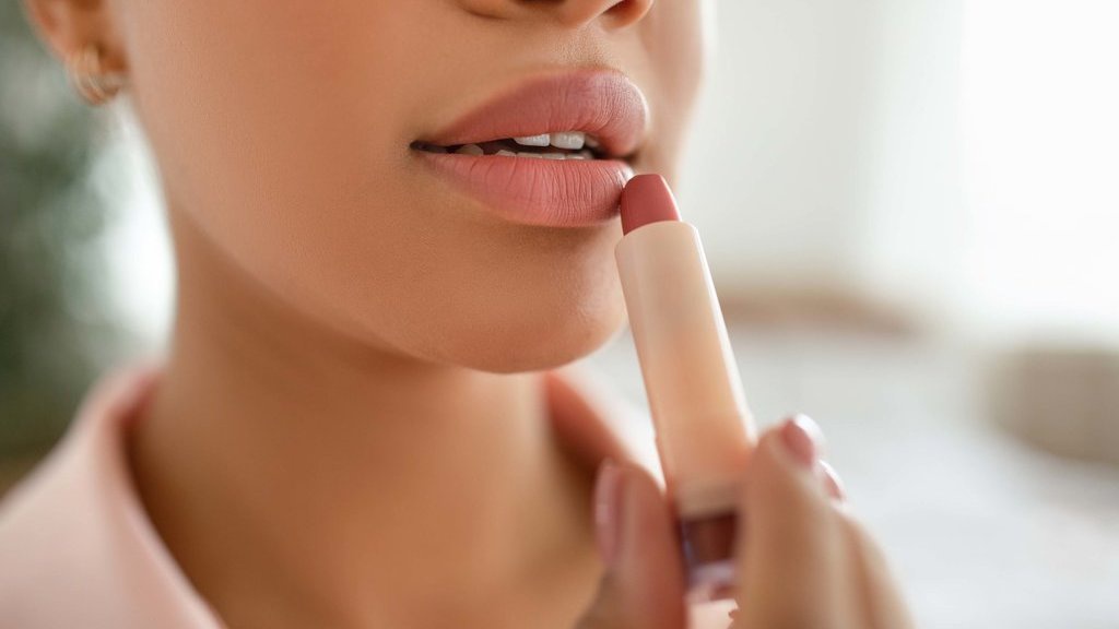 15 Rekomendasi Lipstik Warna Nude Terbaik dan Tahan Lama