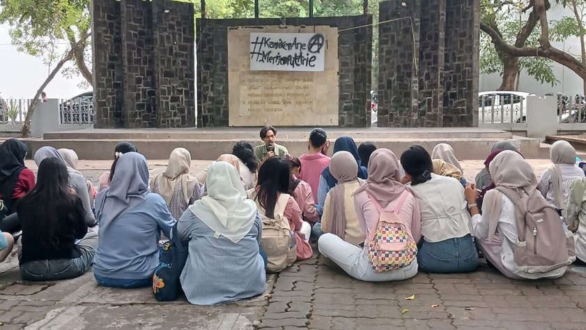 Puluhan Mahasiswa Ilmu Sejarah UNY Minta Perdana Arie Dibebaskan Puluhan Mahasiswa Ilmu Sejarah UNY Minta Perdana Arie Dibebaskan