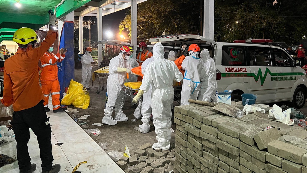 Tim DVI Identifikasi 50 Korban Robohnya Musala Ponpes Al Khoziny Tim DVI Identifikasi 50 Korban Robohnya Musala Ponpes Al Khoziny