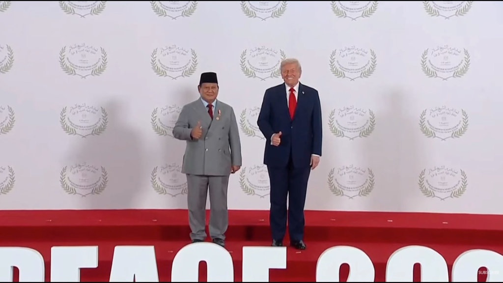 Momen Foto Pose Jempol Prabowo dan Trump di KTT Perdamaian Gaza Momen Foto Pose Jempol Prabowo dan Trump di KTT Perdamaian Gaza