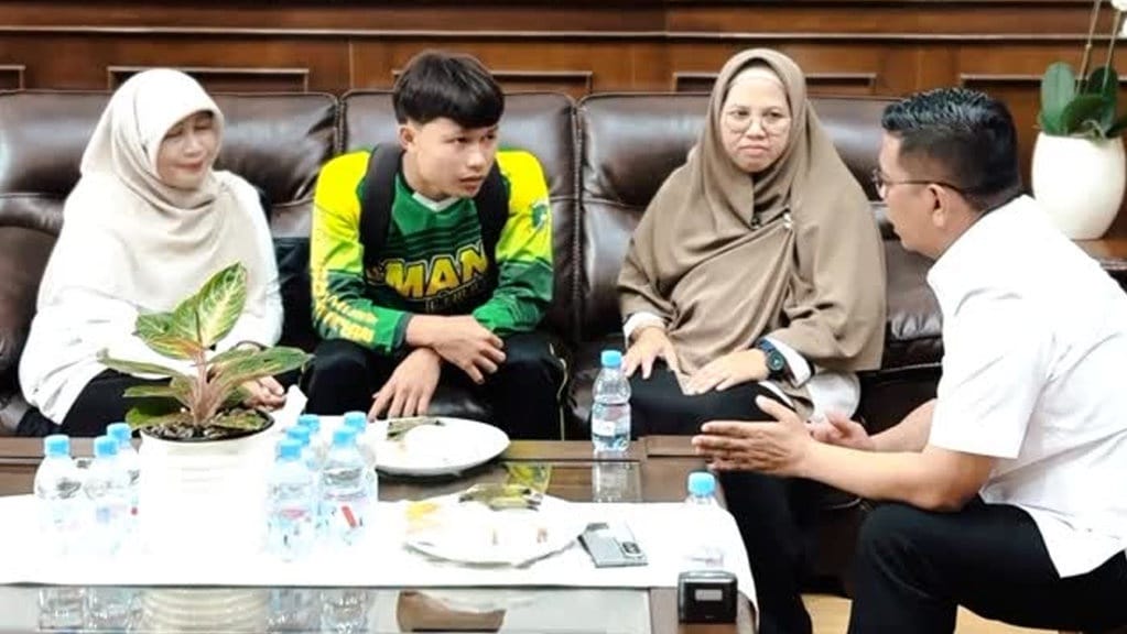 Kepsek Tampar Siswa Tak Benar, tapi Siswa Merokok juga Dilarang Kepsek Tampar Siswa Tak Benar, tapi Siswa Merokok juga Dilarang