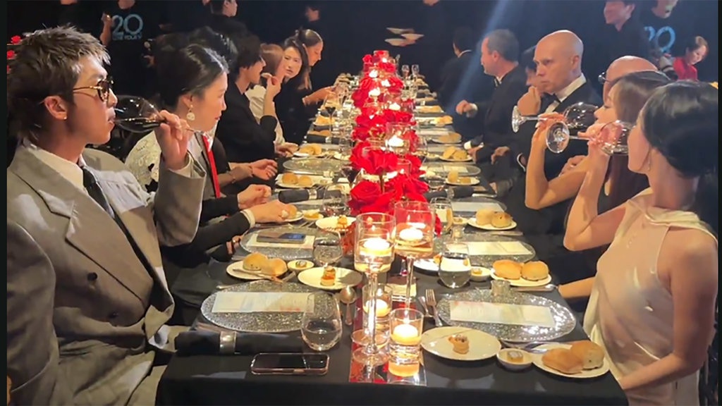 Kenapa W Korea Dikritik Soal Party Breast Cancer Awareness? Kenapa W Korea Dikritik Soal Party Breast Cancer Awareness?