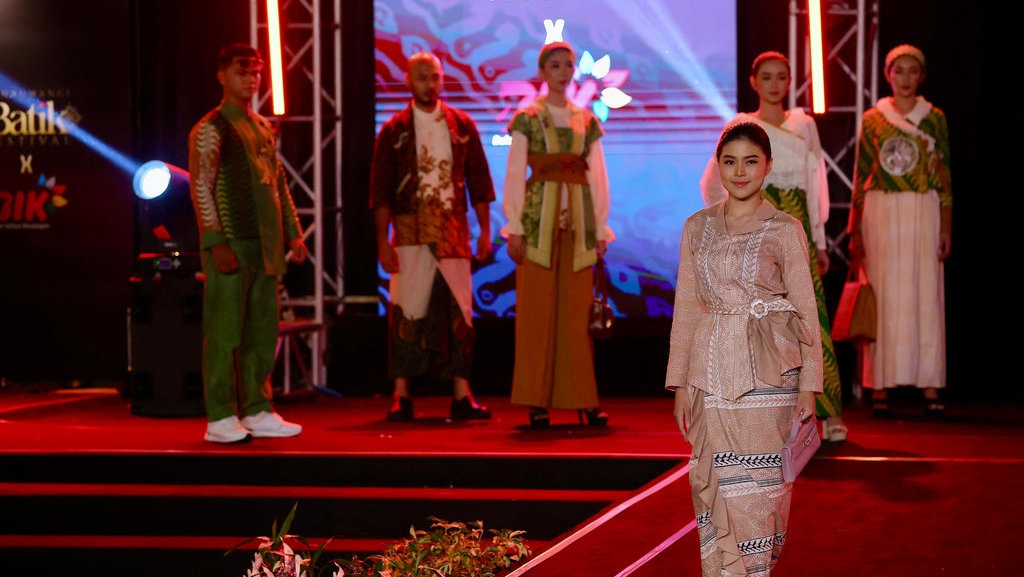 Pesona Motif Wader Kesit di Banyuwangi Batik Festival 2025 Pesona Motif Wader Kesit di Banyuwangi Batik Festival 2025