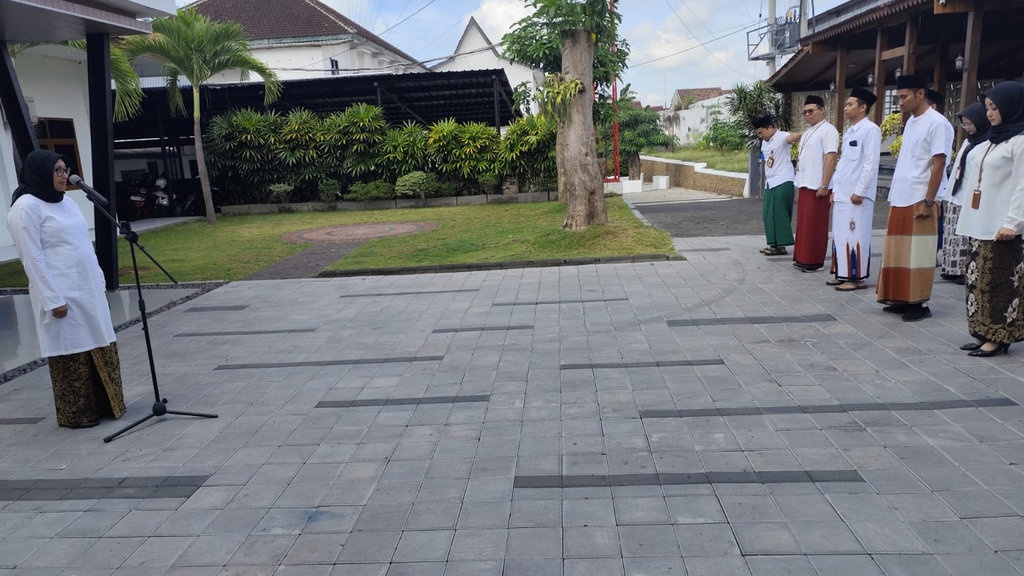 Hari Santri, ASN Banyuwangi Wajib 3 Hari Pakai Sarung dan Peci Hari Santri, ASN Banyuwangi Wajib 3 Hari Pakai Sarung dan Peci