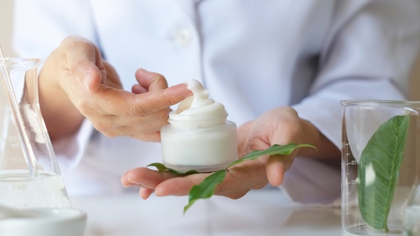 5 Rekomendasi Krim Penghilang Flek Hitam Usia 40 di Apotek 5 Rekomendasi Krim Penghilang Flek Hitam Usia 40 di Apotek