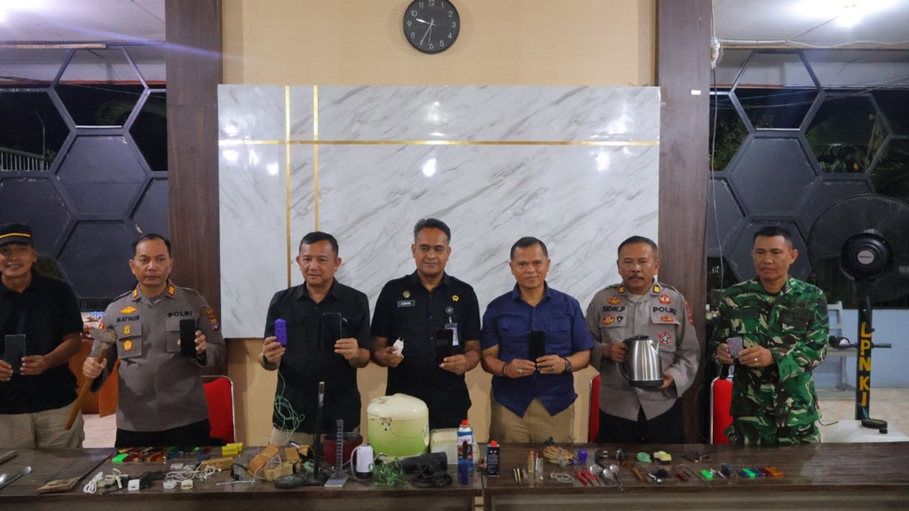 Kemenimipas Sita Puluhan Ribu Sajam dan Ponsel Hasil Razia Rutan