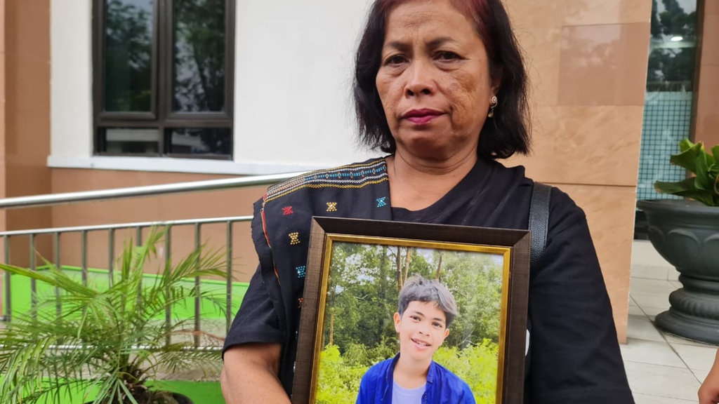 Pecah Tangis Seorang Ibu di Pengadilan Militer Medan Pecah Tangis Seorang Ibu di Pengadilan Militer Medan