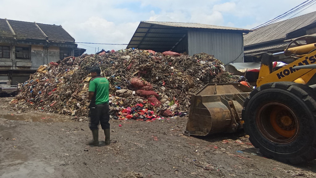 Mengurai Masalah Sampah Pasar Induk Caringin Mengurai Masalah Sampah Pasar Induk Caringin