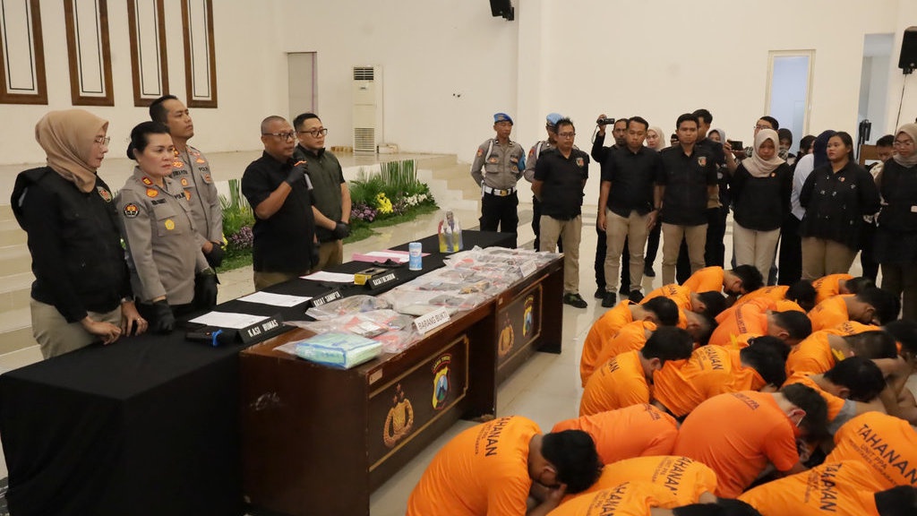 Polisi Jelaskan Modus Penyelenggaraan Pesta Seks di Surabaya Polisi Jelaskan Modus Penyelenggaraan Pesta Seks di Surabaya