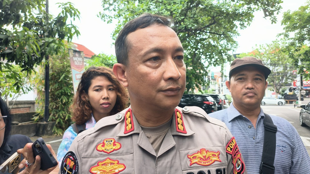 Bule Rusia Dilaporkan 12 WNA ke Polda Bali soal Investasi Bodong Bule Rusia Dilaporkan 12 WNA ke Polda Bali soal Investasi Bodong