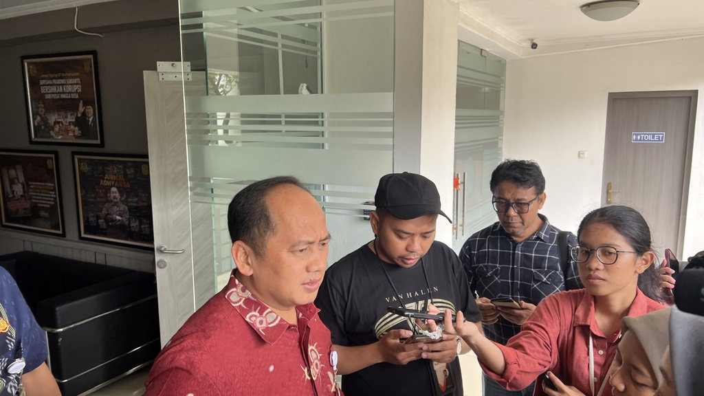 Kejagung Limpahkan 8 Tersangka Korupsi Minyak Mentah ke JPU Kejagung Limpahkan 8 Tersangka Korupsi Minyak Mentah ke JPU