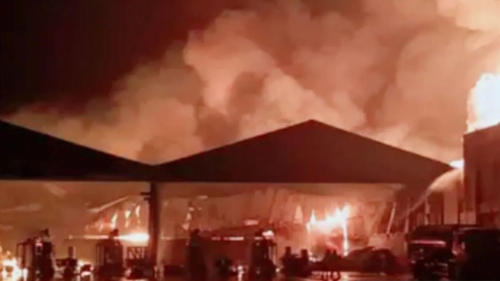 Tim Gakkum KLH Cek Dampak Kebakaran Gudang Limbah B3 di Karawang Tim Gakkum KLH Cek Dampak Kebakaran Gudang Limbah B3 di Karawang