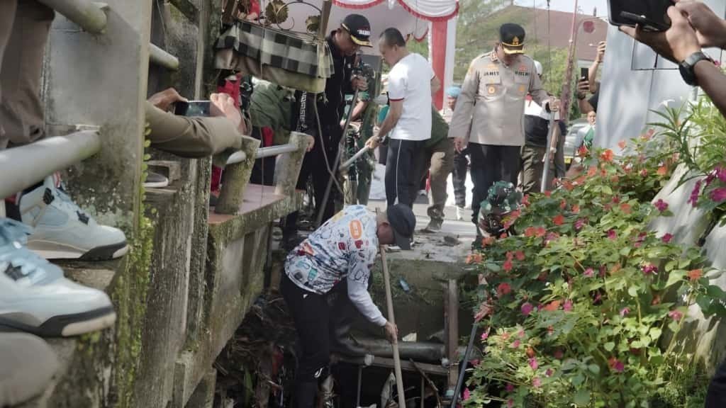 Pemkab Bangli Bali Kerahkan 2.400 ASN Buat Bersihkan Saluran Air Pemkab Bangli Bali Kerahkan 2.400 ASN Buat Bersihkan Saluran Air