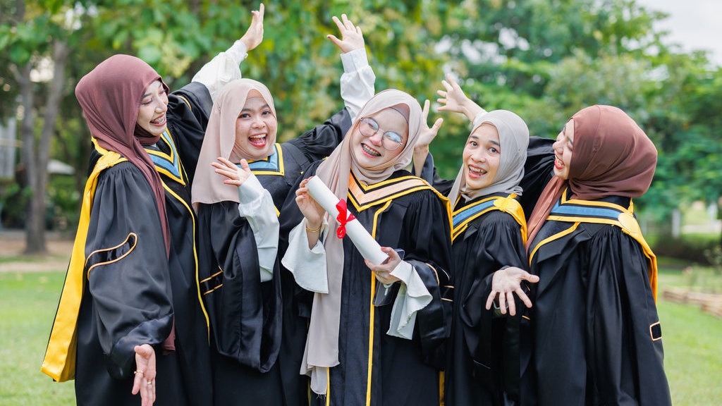 10 Rekomendasi Outfit Gamis Wisuda Syari Kekinian 10 Rekomendasi Outfit Gamis Wisuda Syari Kekinian