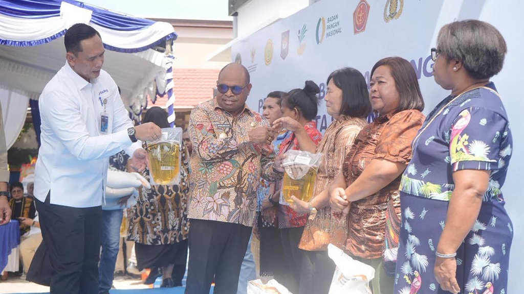 BULOG Sorong & Komisi IV DPR RI Salurkan Bantuan Pangan BULOG Sorong & Komisi IV DPR RI Salurkan Bantuan Pangan