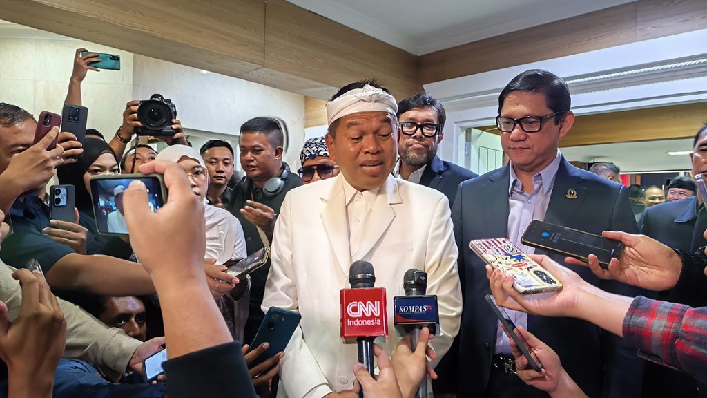 Dedi Mulyadi Sesalkan OJK Tak Loloskan Helmy Yahya Komisaris BJB Dedi Mulyadi Sesalkan OJK Tak Loloskan Helmy Yahya Komisaris BJB