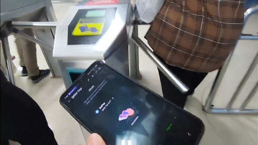 Pengalaman Menjajal QRIS TAP untuk Naik KRL