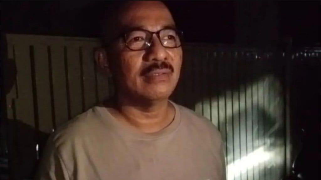 Khamozaro Waruwu Dikabari Rumahnya Terbakar saat Pimpin Sidang Khamozaro Waruwu Dikabari Rumahnya Terbakar saat Pimpin Sidang