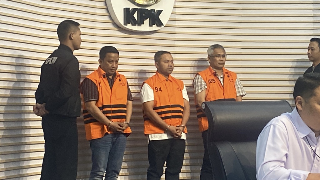 KPK Periksa 3 Pramusaji Rumah Dinas Jabatan Gubernur Riau KPK Periksa 3 Pramusaji Rumah Dinas Jabatan Gubernur Riau