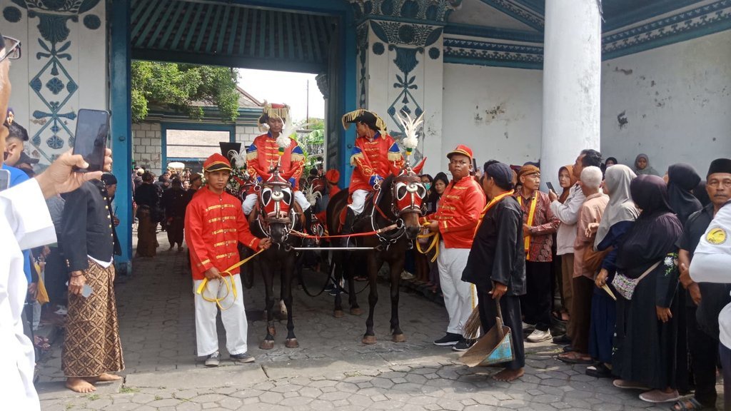 Partisipasi Warga Solo Antar Jenazah Susuhunan Pakubuwana XIII Partisipasi Warga Solo Antar Jenazah Susuhunan Pakubuwana XIII