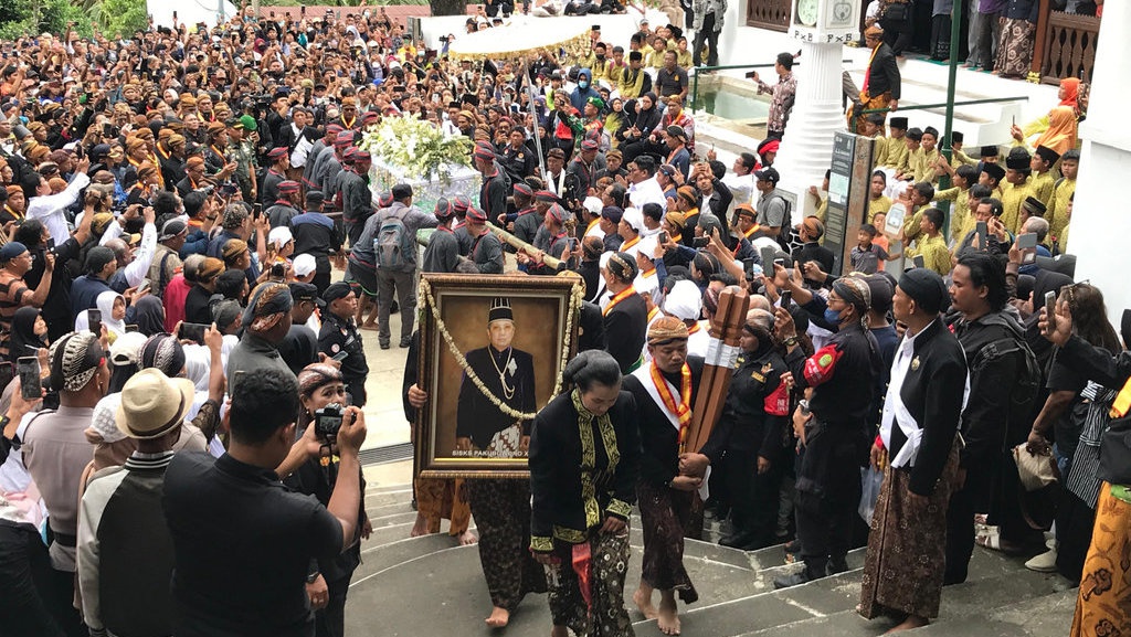 Jenazah PB XIII Ditandu Abdi Dalem Naik 409 Anak Tangga ke Makam