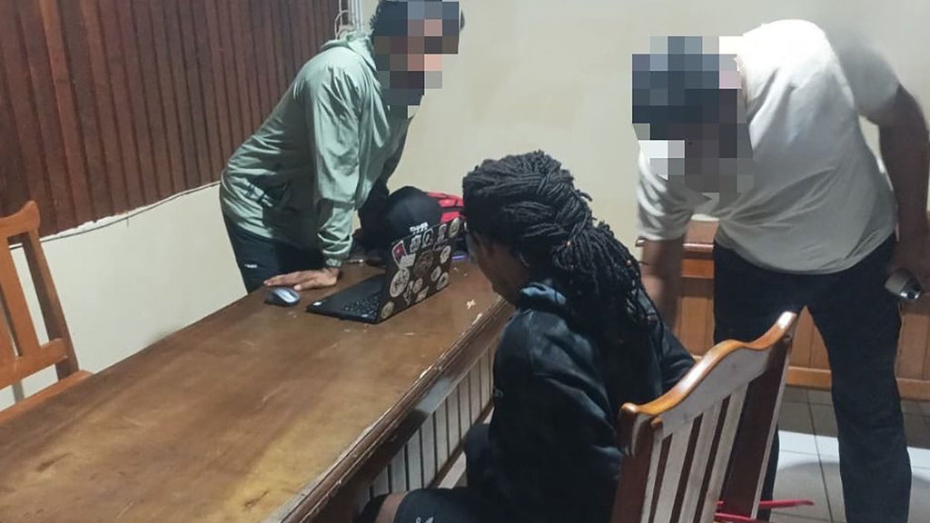 Satgas Damai Cartenz Tangkap 1 Anggota Aibon Kogoya di Nabire Satgas Damai Cartenz Tangkap 1 Anggota Aibon Kogoya di Nabire