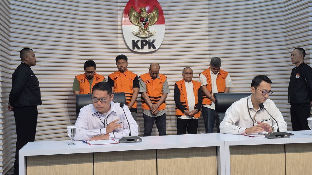 KPK Tahan 5 Tersangka Pemberi dalam Kasus PEN Situbondo KPK Tahan 5 Tersangka Pemberi dalam Kasus PEN Situbondo