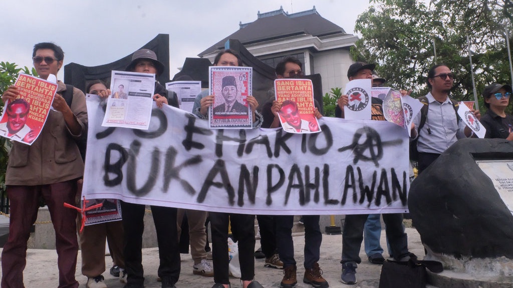 Aktivis-Mahasiswa Yogya Menolak Soeharto Jadi Pahlawan Nasional Aktivis-Mahasiswa Yogya Menolak Soeharto Jadi Pahlawan Nasional