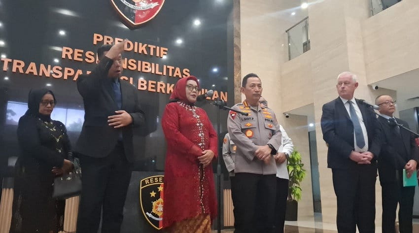 Keluarga Undang Kapolri & Andi Gani Berziarah ke Makam Marsinah Keluarga Undang Kapolri & Andi Gani Berziarah ke Makam Marsinah