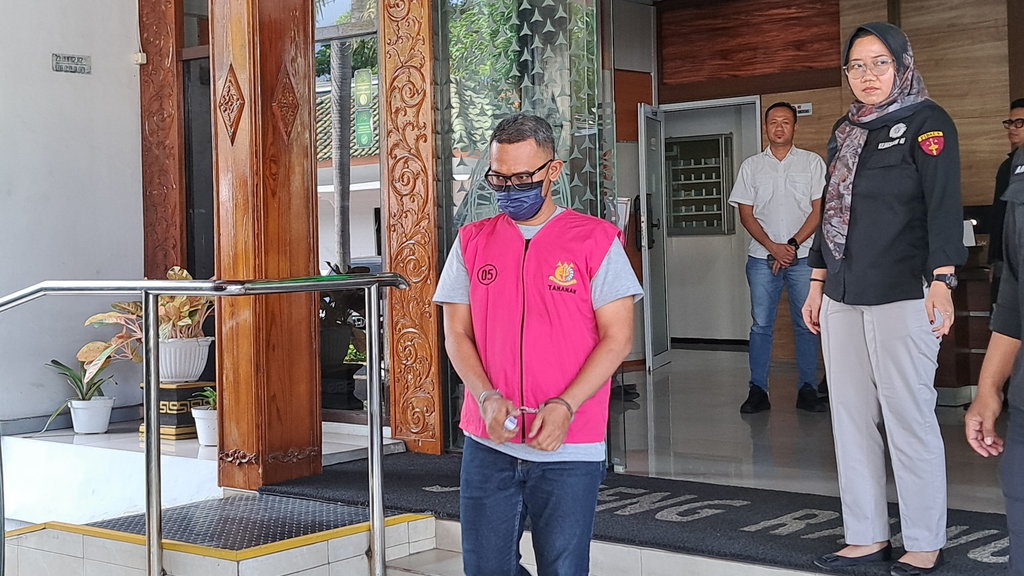 Kejari Semarang Tahan Pegawai Bank BUMN Tersangka Korupsi KUR Kejari Semarang Tahan Pegawai Bank BUMN Tersangka Korupsi KUR