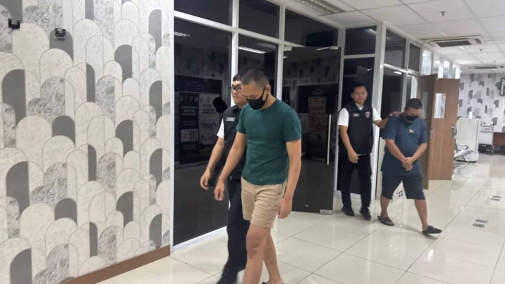 Polisi Tangkap Pelaku Pemalsuan Kartu Pekerja Migran Pakai HP Polisi Tangkap Pelaku Pemalsuan Kartu Pekerja Migran Pakai HP