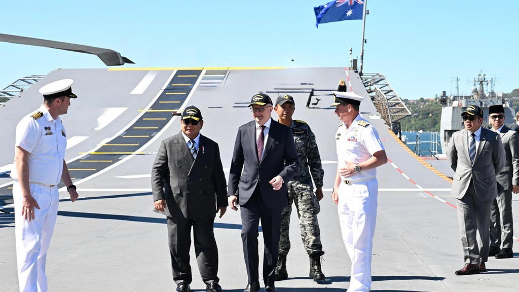Prabowo Tinjau Kapal HMAS Canberra Didampingi PM Australia Prabowo Tinjau Kapal HMAS Canberra Didampingi PM Australia