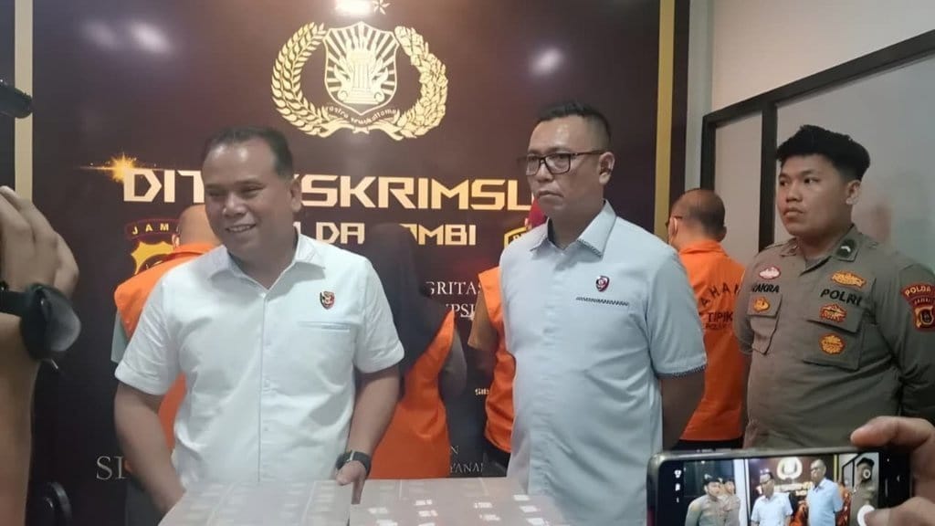 4 Tersangka Korupsi Dana Pendidikan Jambi Dilimpahkan ke Kejati 4 Tersangka Korupsi Dana Pendidikan Jambi Dilimpahkan ke Kejati