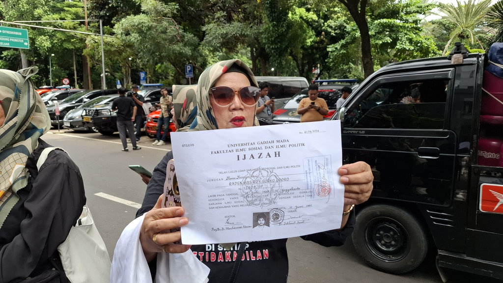 Emak-Emak Beri Dukungan untuk Roy Suryo dkk di Polda Metro Jaya Emak-Emak Beri Dukungan untuk Roy Suryo dkk di Polda Metro Jaya